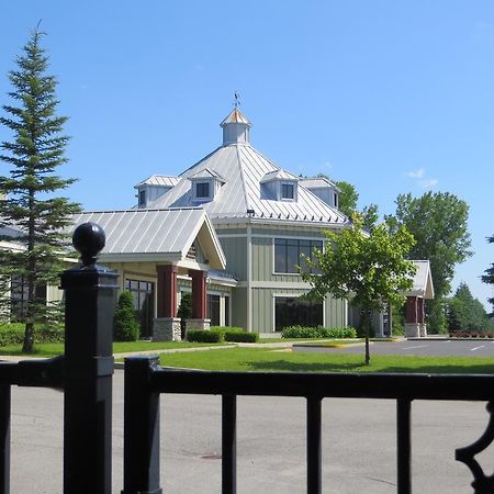 Hotel St-Bernard Saint-Bernard-de-Lacolle Extérieur photo