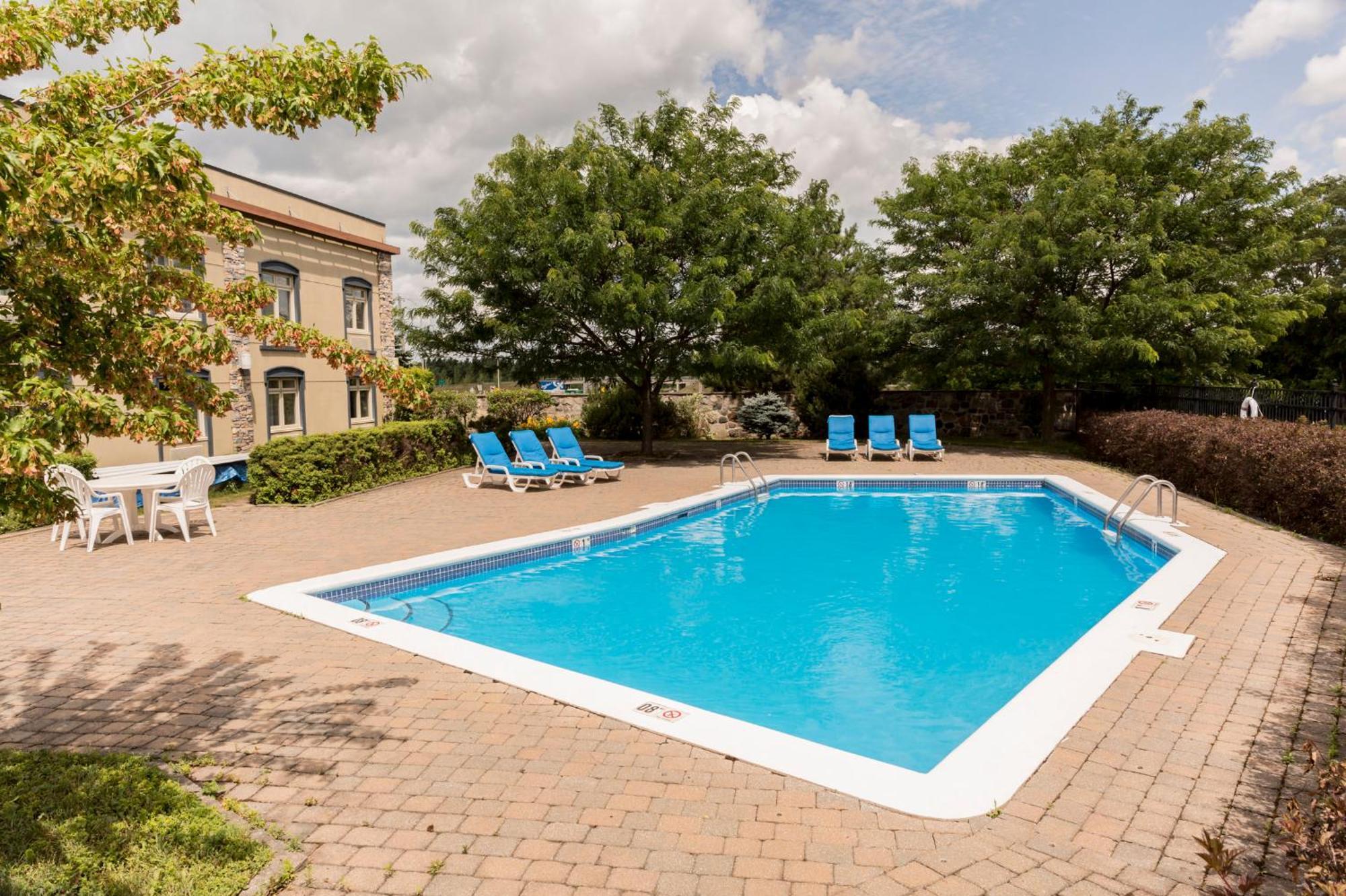 Hotel St-Bernard Saint-Bernard-de-Lacolle Extérieur photo