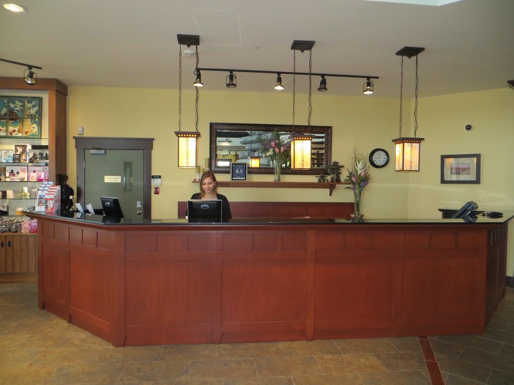Hotel St-Bernard Saint-Bernard-de-Lacolle Extérieur photo