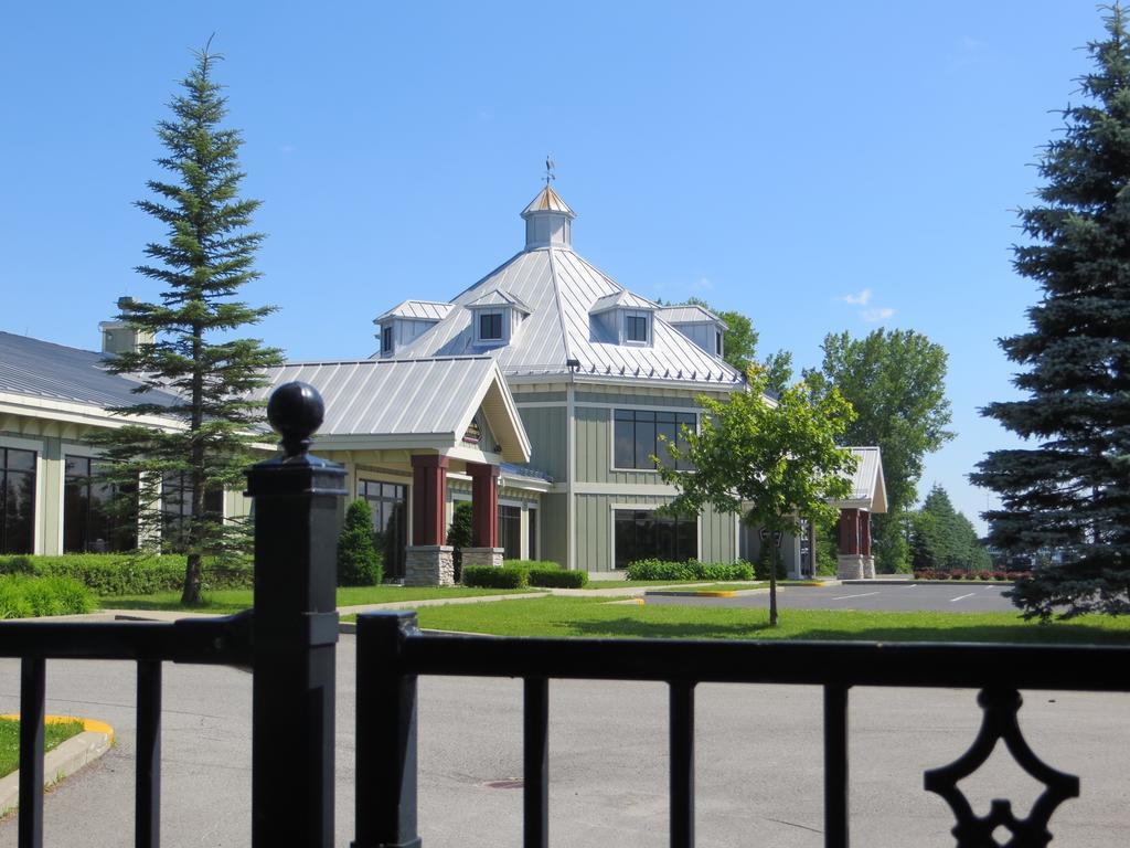 Hotel St-Bernard Saint-Bernard-de-Lacolle Extérieur photo