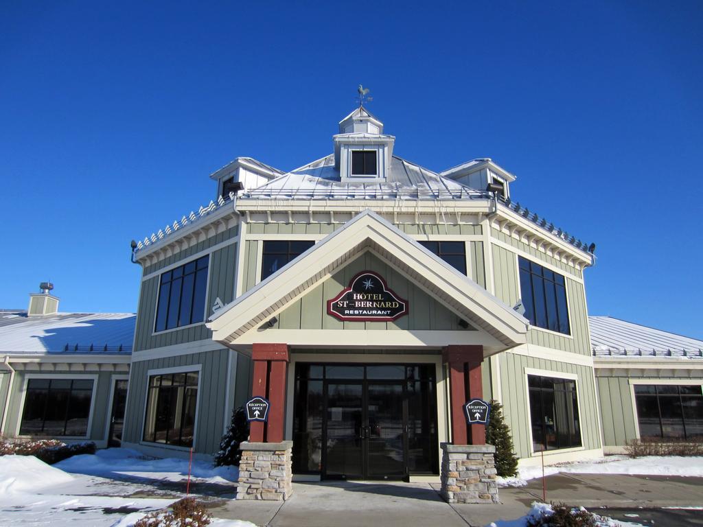 Hotel St-Bernard Saint-Bernard-de-Lacolle Extérieur photo