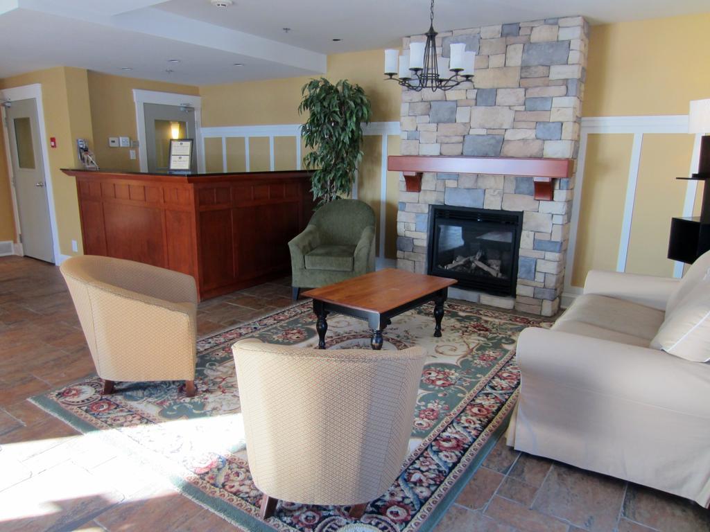 Hotel St-Bernard Saint-Bernard-de-Lacolle Extérieur photo